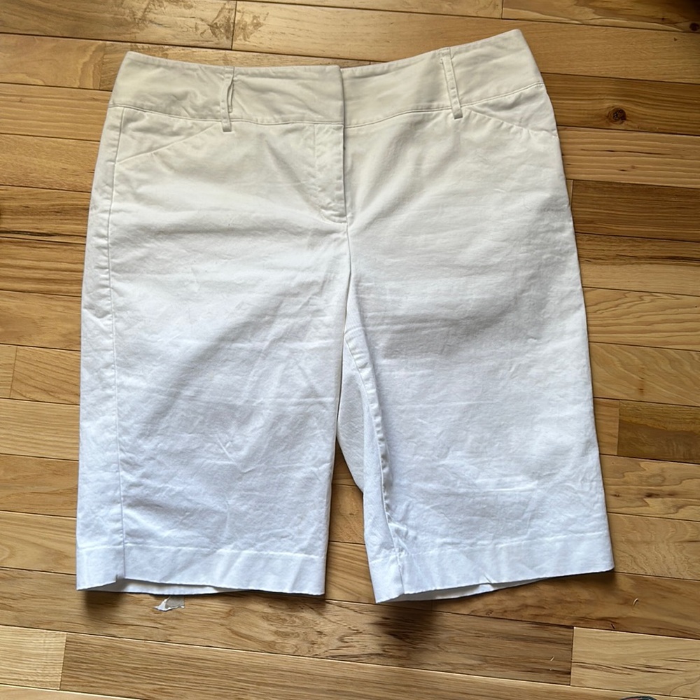Dana Buchman signature shorts in white size 12